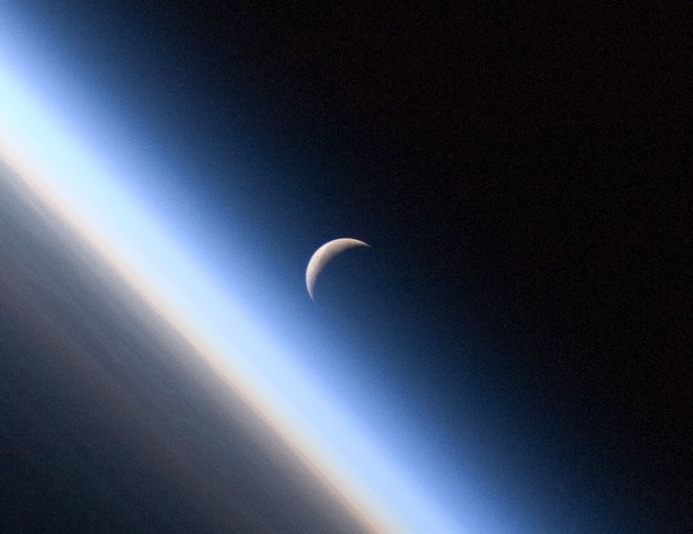Lunar Delight: Bright Moon Dazzles Weekend Skywatchers